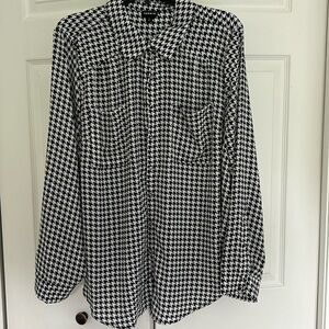 BNWT Beautiful silky long sleeve covered button down